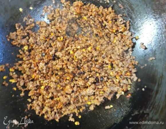 Добавляем в фарш имбирь, чеснок, обжариваем 20–30 секунд, добавляем бобы, пасту и перцы. Все обжариваем 30–40 секунд.