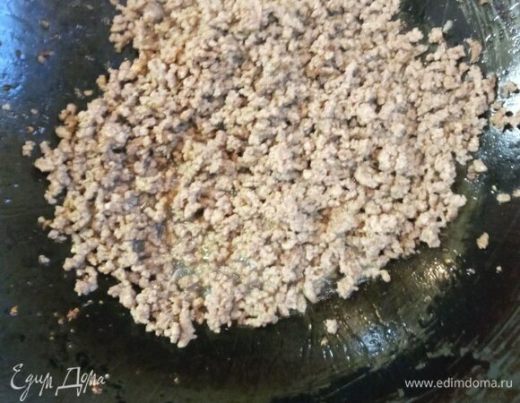 В воке разогреваем растительное масло. Готовим на максимальном огне. Когда от масла начнет идти чуть заметный дымок, оно достаточно разогрелось. Кладем в масло фарш и обжариваем на сильном огне до почти полного выпаривания жидкости (минут 5–7).