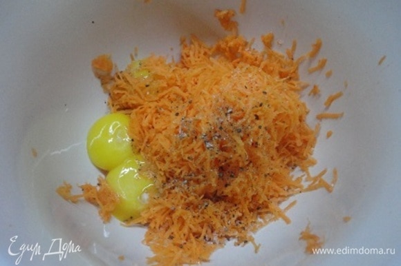 Духовку включить для разогрева до 200°C. Белки 3 яиц отделить от желтков. Оба вида моркови натереть на самой мелкой терке или измельчить блендером и смешать с желтками, солью по вкусу и свежемолотым перцем.