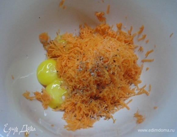 Духовку включить для разогрева до 200°C. Белки 3 яиц отделить от желтков. Оба вида моркови натереть на самой мелкой терке или измельчить блендером и смешать с желтками, солью по вкусу и свежемолотым перцем.