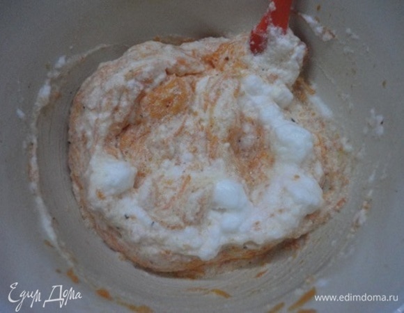 Белки взбить до стойких пиков, добавляя в конце приготовления крахмал, и ввести в морковную массу.