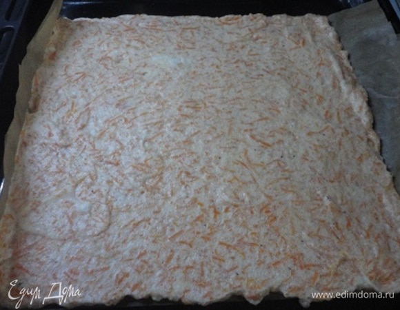 На противень, застеленный пергаментом, выложить морковную массу, формируя квадрат примерно 30 х 30 см.