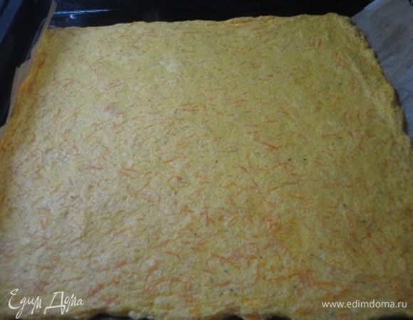 Выпекать 9–10 минут, пока омлет полностью не схватится. Важно не перепечь рулет, чтобы он не был сухим и не трескался при скручивании. Вот такой красавец получился.