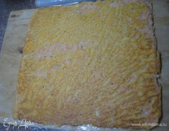 Достать из духовки и остудить. Перевернуть его на пищевую пленку.