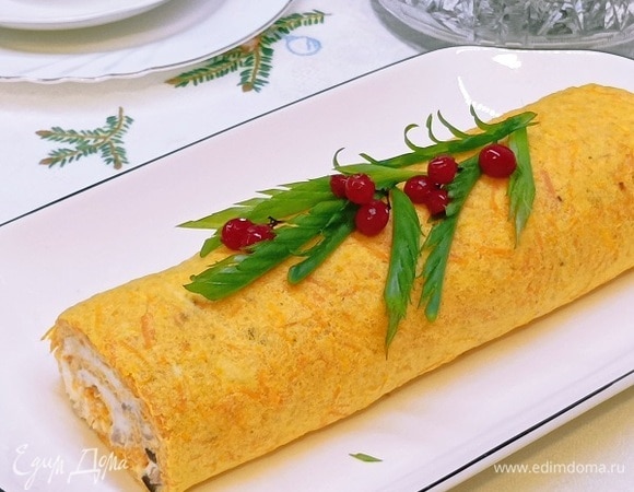 Поместить морковный рулет на 1 час в холодильник (до 24 часов). После охлаждения выложить на сервировочную тарелку.