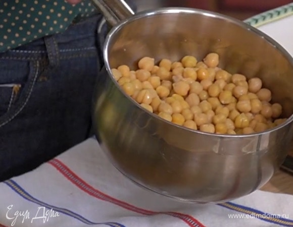 Нут предварительно замочить, затем отварить до готовности согласно инструкции на упаковке.