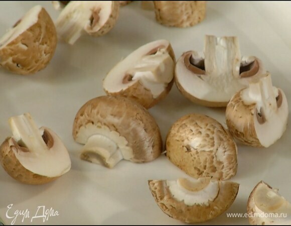 Шампиньоны разрезать пополам.