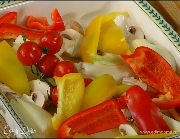 Сладкий перец, удалив плодоножку и семена, нарезать полосками.