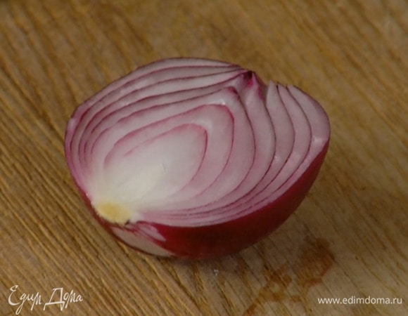 Красный лук почистить и нарезать крупными дольками.