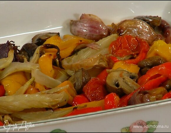 В жаропрочную форму выложить нарезанные грибы, фенхель, сладкий перец и лук, добавить помидоры на веточке и неочищенные зубчики чеснока, полить все половиной оливкового масла, слегка посолить, поперчить и запекать в разогретой духовке 30 минут.