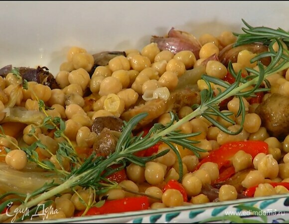 Готовый нут выложить на запеченные овощи, добавить веточки тимьяна и розмарина, полить все оставшимся оливковым маслом, еще раз посолить и запекать несколько минут.