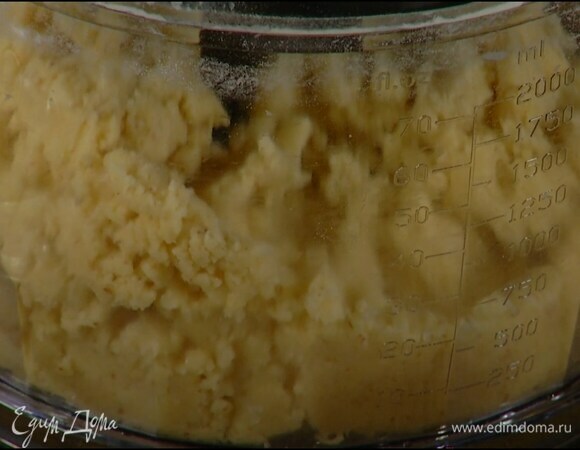 В чашу комбайна поместить муку, сахарную пудру, измельченный миндаль и нарезанное масло, все посолить и вымешать, затем добавить желток, 1 ст. ложку ледяной воды и вымешать тесто так, чтобы получился комок.