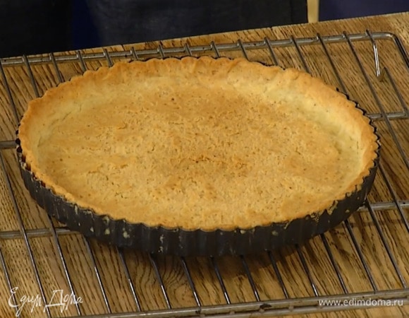 Выпекать корж в разогретой духовке 15–20 минут, затем бумагу с бобовыми удалить.