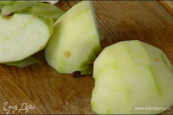 Приготовить начинку: яблоки очистить от кожуры и, удалив сердцевину, разрезать на части, сбрызнуть их выжатым из половинки лимона соком и натереть на крупной терке.