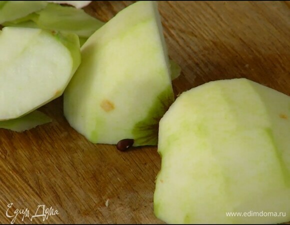 Приготовить начинку: яблоки очистить от кожуры и, удалив сердцевину, разрезать на части, сбрызнуть их выжатым из половинки лимона соком и натереть на крупной терке.