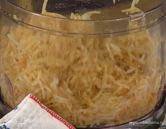 Слить из натертых яблок лишний сок, промокнуть их бумажным полотенцем и выложить на подпеченный корж.