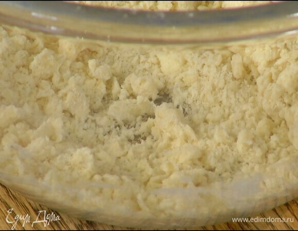 Оставшиеся 70 г охлажденного сливочного масла натереть на крупной терке, всыпать муку, 1 ст. ложку сахара и растереть все руками в крошку.
