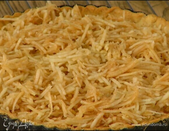 Посыпать крошкой яблочную начинку, а сверху оставшимся сахаром.