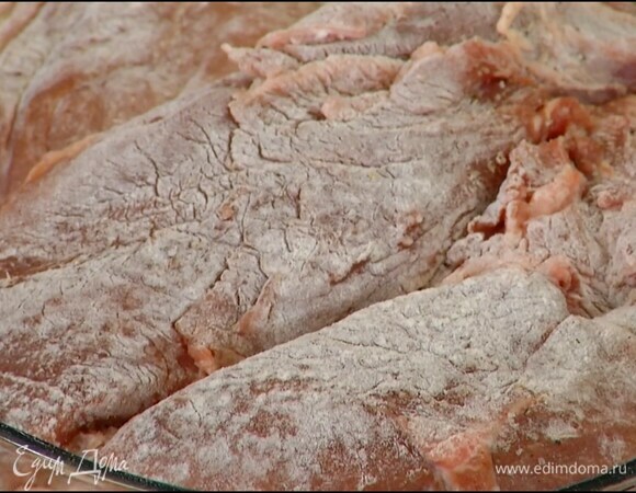 Свинину со всех сторон посыпать мукой, слегка посолить и поперчить.
