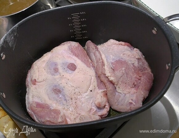Разогреть в тяжелой глубокой жаропрочной посуде с крышкой половину растительного масла и обжаривать мясо со всех сторон до появления золотистой корочки.