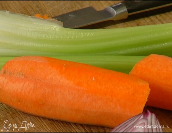 Стебель сельдерея, очищенные лук и морковь нарезать кубиками с помощью ножа или специальной насадки блендера.