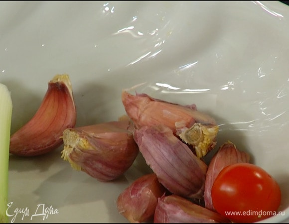 Чеснок почистить и крупно порезать.