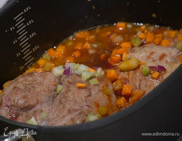 К обжаренному мясу выложить все подготовленные овощи, влить оставшееся растительное масло и вино, добавить томатную пасту, лавровый лист, веточки тимьяна и, помешивая, все прогреть.