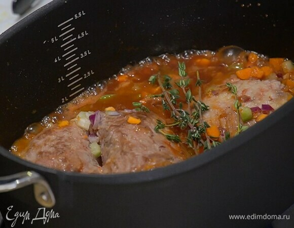 Влить горячий бульон, еще немного посолить и довести до кипения, затем накрыть крышкой и отправить в разогретую духовку на 2–3 часа.