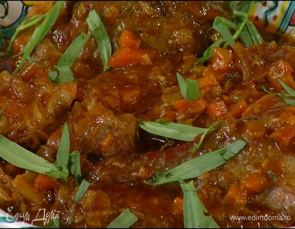 Готовое мясо посыпать листьями тархуна.