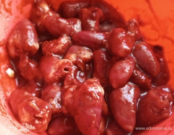 К соевому соусу добавить сахар, растительное масло, сок лимона, томатную пасту и пропущенный через пресс чеснок. Перемешать. Соединить с подготовленными куриными сердечками. Оставить мариноваться на 30 минут.