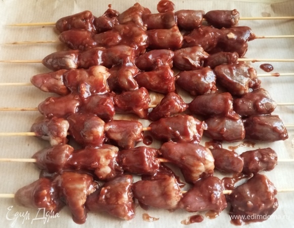 Смазать остатками маринада. Поставить в разогретую до 190°C духовку и запекать 30 минут.