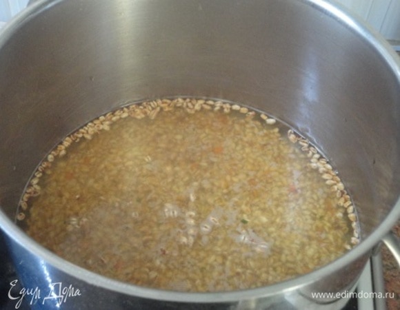 С вечера хорошо промойте крупу и выложите на кухонное полотенце. За ночь она высохнет. Сухую перловку высыпьте на сковороду с толстым дном. Не добавляйте ни масла, ни воды! Поставьте на средний огонь и обжаривайте, часто перемешивая, до светло-коричневого цвета, примерно 15 мин. Одновременно доведите до кипения в большой кастрюле воду, посолите. Всыпьте обжаренную перловку, положите тимьян, закройте крышкой и оставьте на слабом огне, пока готовится все остальное.