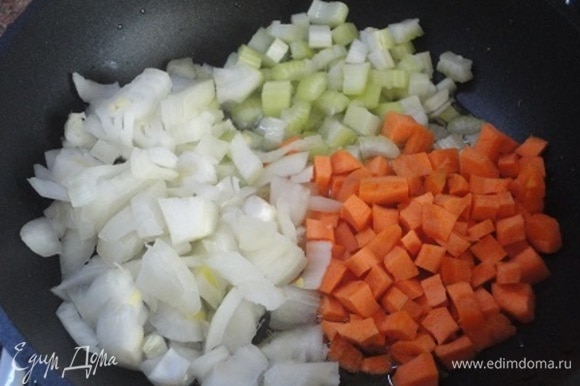 Лук, морковь и сельдерей, нарежьте кубиками со стороной 1 см. Чеснок нарежьте на 2–4 части. Обжарьте овощи в масле до золотистого цвета, 7–10 мин. Посолите и поперчите.