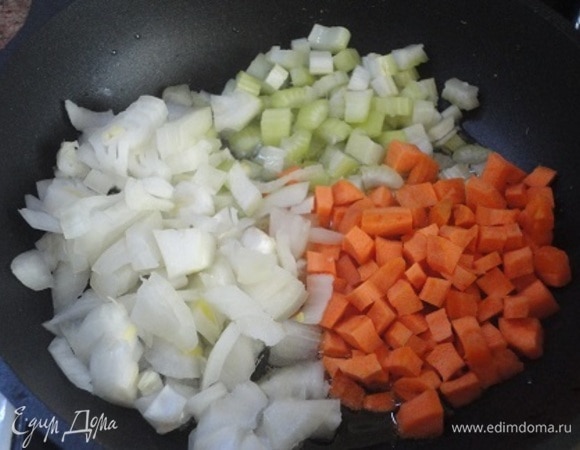 Лук, морковь и сельдерей, нарежьте кубиками со стороной 1 см. Чеснок нарежьте на 2–4 части. Обжарьте овощи в масле до золотистого цвета, 7–10 мин. Посолите и поперчите.