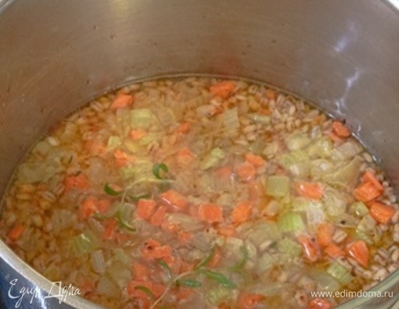 Выложите обжаренные овощи на перловку, удалив тимьян. Закройте и оставьте на самом слабом огне примерно на 20 мин.