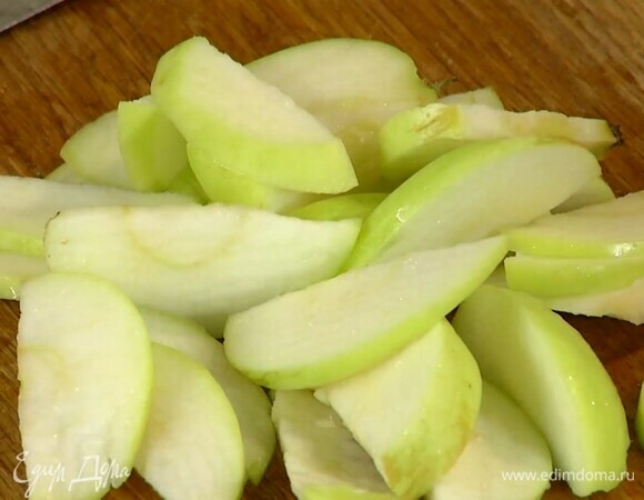 Яблоко нарезать тонкими ломтиками и полить выжатым из половинки лимона соком.