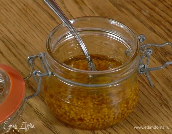 Приготовить заправку: из оставшейся половинки лимона выжать сок, влить ореховое масло и уксус, добавить мед и горчицу, все посолить, поперчить и перемешать.