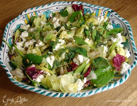 Мяту порвать руками и посыпать салат.