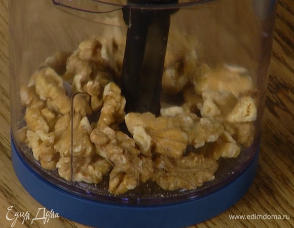 Орехи измельчить в блендере в очень мелкую крошку — должно получиться 3 ст. ложки.