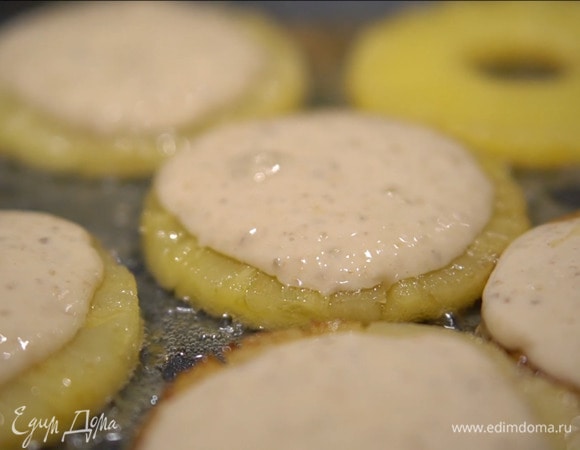 Разогреть в блинной сковороде сливочное масло и обжаривать ананасы до появления золотистой корочки, затем перевернуть и выложить на каждое кольцо по 1 ст. ложке теста.
