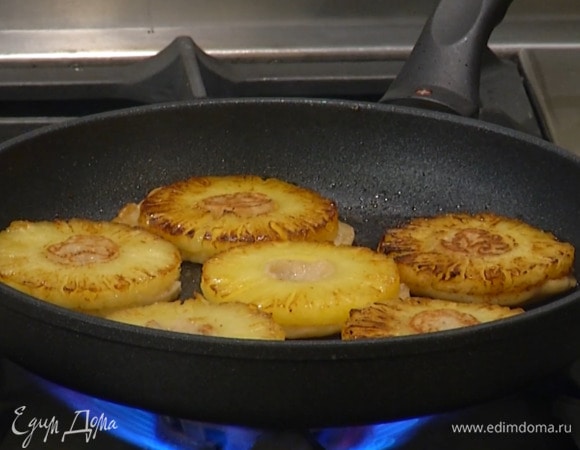 Накрыть крышкой и дать тесту схватиться, затем перевернуть кольца и опять накрыть крышкой, чтобы тесто полностью пропеклось.