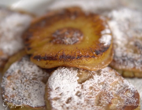Готовые оладушки посыпать сахарной пудрой.