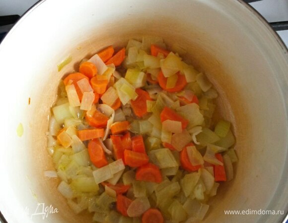 Лук и морковь чистим и режем произвольно. Не очень крупно, но и не мельчим. В кастрюле разогреваем 1 ст. л. растительного масла и 30 г сливочного и обжариваем овощи 3 минуты.