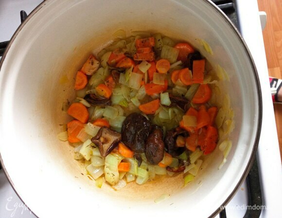 Добавляем размоченные сушеные грибы. Их можно не резать. Обжариваем 2 минуты.