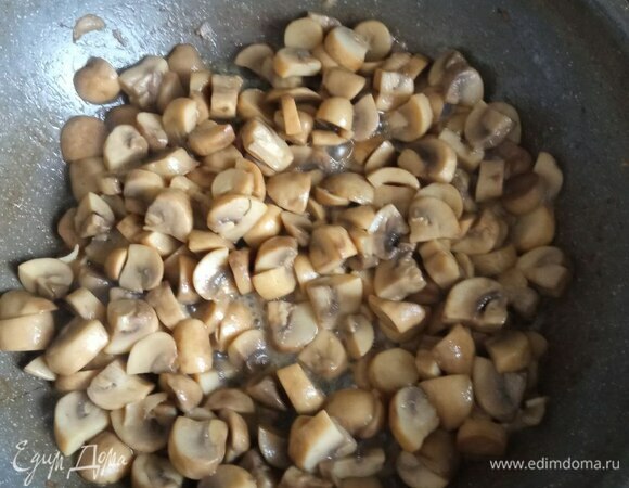 Шампиньоны режем некрупно. В сковороде разогреваем 50 г сливочного масла, добавляем капельку растительного, чтобы сливочное не горело, и обжариваем шампиньоны.
