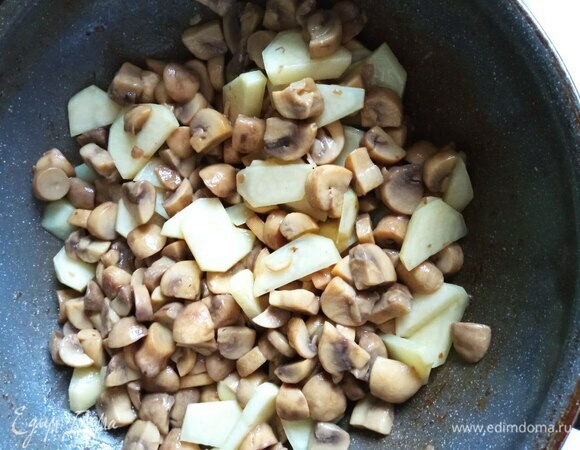 При жарке шампиньоны выделяют достаточно много жидкости. Когда жидкость почти испарится, добавляем тонко нарезанный картофель. Можно добавить еще немного сливочного масла. Обжариваем 3–4 минуты.