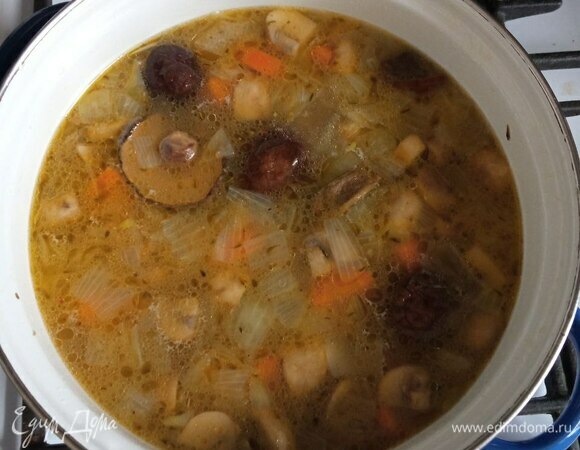 Когда бульон готов, вынимаем лавровый лист, все остальное пойдет в суп. Соединяем бульон и шампиньоны. Даем закипеть. Проверяем на соль и перец.