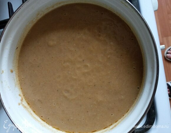 Погружным блендером пюрируем суп до гладкости.