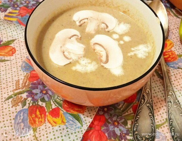 Суп можно украсить ломтиками свежего шампиньона и каплями сливок. Так делал шеф. Можно подать с крутонами. На ваш вкус. Приятного аппетита!