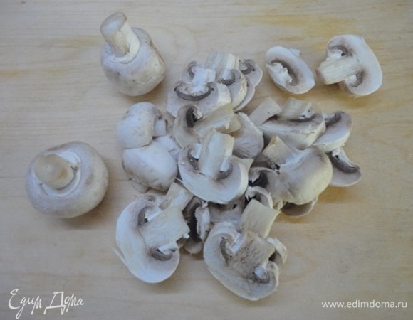 Чистые шампиньоны (мелкие) нарезать пластинами.